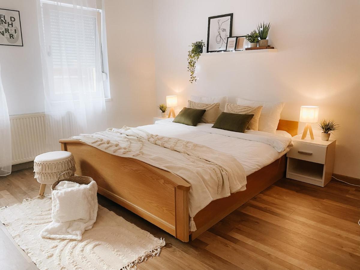 Cozy 2-bedroom Boho-themed Caransebeş